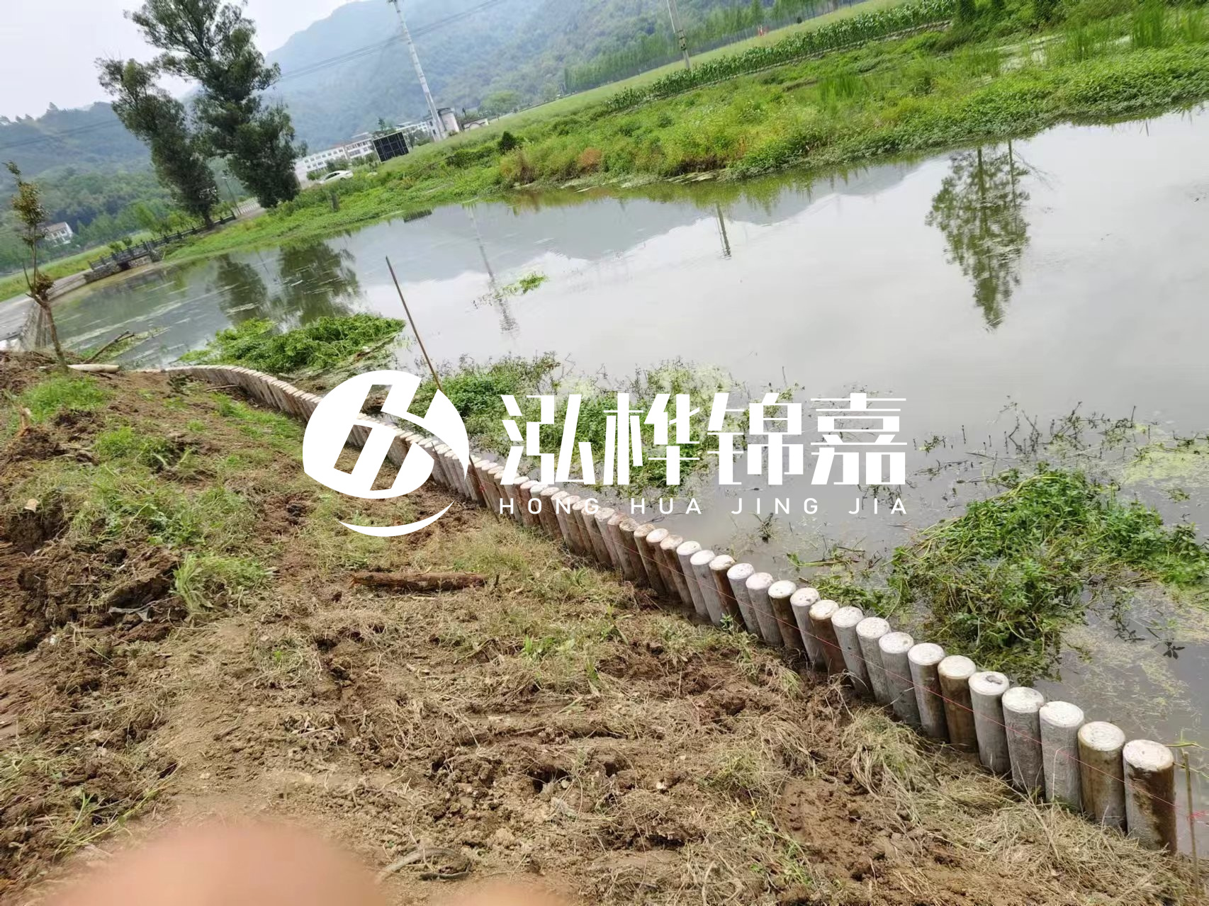 安順市挖機(jī)打木樁專業(yè)施工-河道水泥樁護(hù)坡多少錢一米？